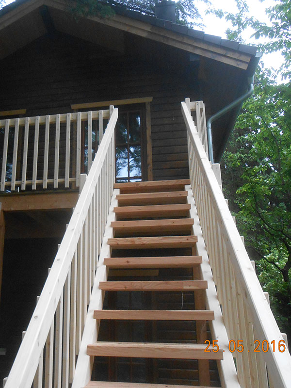 Holztreppe mit vorgeschraubten Stäben